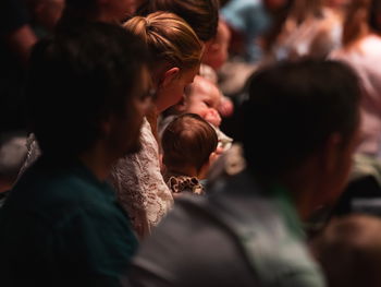 Barn og foreldre som ser på konsert